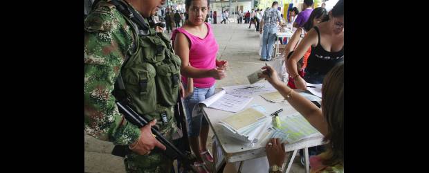 Medellín frena publicidad política | Archivo | El alcalde de Medellín, Alonso Salazar, ordenó disponer de un fondo para recompensar a quien ofrezca información sobre amenazas a candidatos o sobre aquello que atente contra el proceso electoral. Las autoridades afirmaron que a los aspirantes se les ofrecerán esquemas de seguridad apropiados.