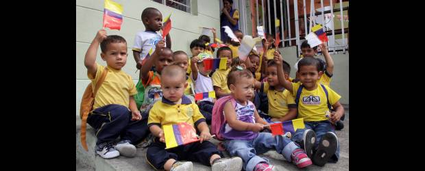 La Independencia no se narra en el 20 de Julio | Hernán Vanegas | Los niños, quienes más gozan la fiesta, aprenden desde temprano en sus vidas el amor por los símbolos patrios. Ellos celebraron desde la víspera en los diferentes centros educativos. La imagen, llena de color y alegría, fue tomada con la autorización de las maestras de estos pequeños.