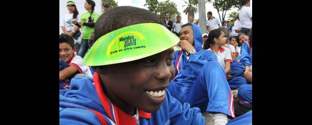 4.688 menores dejaron la guerra desde 2009 | Donaldo Zuluaga | Los niños participaron ayer de la jornada en contra del reclutamiento de menores de edad. Cientos de jóvenes se congregaron frente al Parque Explora gracias a la campaña Mambrú no va a la guerra, para cantar, bailar y decirle a Medellín que ellos no quieren empuñar las armas y quieren disfrutar la vida.