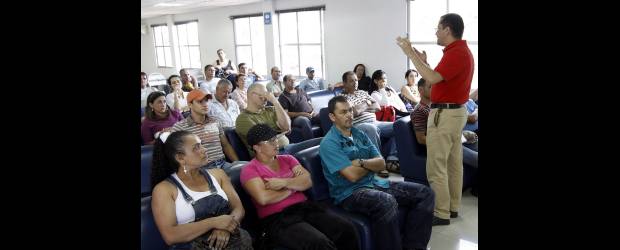 Infractores tienen dos opciones para hacer curso vial | Edwin Bustamante | El Centro Integral de Tránsito se encuentra en la calle 14 # 52-12, en el sector de Guayabal. La sede cuenta con un centro de diagnóstico automotor y de reconocimiento de conductores. Los cursos empiezan a las siete de la mañana.