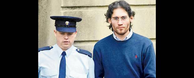 La historia de un estafador vuelta novela | Internet | Juan Carlos Guzmán Betancourt, parte derecha de la fotografía, es escoltado por un policía en Irlanda (2005) estaba a punto de ser juzgado por robo y estafa, de lo que salió una pequeña condena. Fotografía de Collins Dublin, tomada de www.dailymail.com.uk.