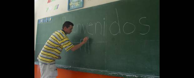 En el país hay 636 profes en riesgo | Archivo | De todos los profesores amenazados en Colombia, 329 han sido reubicados y 43, debido a lo extremo del caso, se han visto obligados a salir del país. En 2003 habían cerca de 800 profesores intimidados.