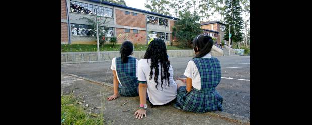 En Santa Margarita estudian bajo fuego cruzado | Esteban Vanegas | Los alumnos de la institución son testigos desde las aulas de clase de los enfrentamientos entre los combos que operan en San Cristóbal. Ante la gravedad del asunto buscan ayuda inmediata de las autoridades para terminar con los días se zozobra.