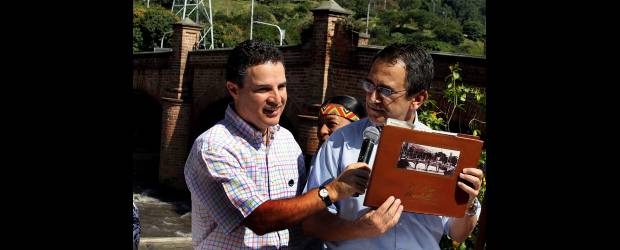 Flórez y Gaviria sellaron alianza | Donaldo Zuluaga | Ómar Flórez le mostró a Aníbal Gaviria imágenes del río Medellín de décadas atrás. Los dos se comprometieron a trabajar por su recuperación.