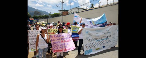 Familias de reclusos marchan a Bogotá | Róbinson Sáenz | A pie marcharán durante 10 días familiares de los reclusos de Bellavista. A esta iniciativa se sumarán durante el recorrido familias de reclusos de otras cárceles.