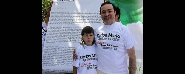Con firmas, Estrada promueve autopistas | Julio César Herrera | Estrada junto a su hijo. Al fondo, la carta dirigida a Juan Manuel Santos.