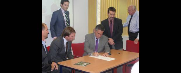 Apoyo de Holanda a bananeros | Cortesía | En la firma del convenio, Joris Schonk, de la firma Fyffes; Joel Brounen, de Embajada de Holanda; José Luis Pereira, de Uniban; Roberto Hoyos, presidente de Augura y Jan T. Bestebreurtje, de Asuntos Económicos para América Latina.