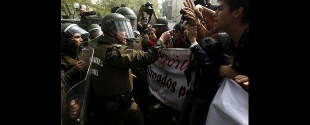 Estudiantes responden hoy a Piñera | Ivan Alvarado, Reuters, Santiago De Chile | En la manifestación de ayer, que fue reprimida por Carabineros de fuerzas especiales con mangueras de agua, se hicieron al menos 16 detenciones.
