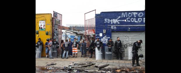Rechazo a desalojo en Bayadera | Edwin Bustamante | Este lote lo deben entregar hoy a la empresa que lo compró. Las personas que laboraban allí y tuvieron que desalojar, protestaron ayer en La Bayadera.