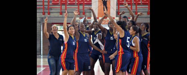 El Politécnico consolidó su imagen deportiva | Cortesía | El equipo de las damas de la Escuela Nacional del Deporte, de Cali, fue el ganador de la medalla de oro del baloncesto. En la estrecha final se impuso ante la U. de M., 55-54. Fue cierre de infarto.