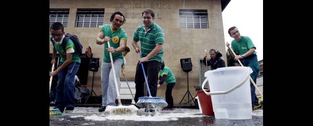 El Partido Verde le hizo limpieza a la Registraduría de Envigado | Jaime Pérez | Con baldes, cepillos, agua y jabón los militantes del Partido Verde en Envigado protestaron por el resultado de los escrutinios, que dejó a esta colectividad sin ninguna representación en el Concejo de ese municipio del sur.