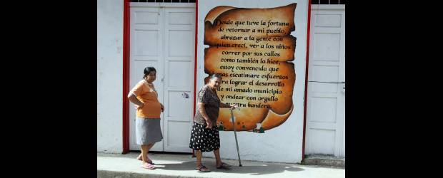 Para no repetir, se recuerda la violencia | Julio Cesar Herrera | Un aire distinto se respira en el municipio de San Carlos, Oriente antioqueño, donde cerca de 10 mil personas han retornado después de la escalada del conflicto. En las paredes de casas se pueden leer las palabras de esperanza y de resistencia ante la violencia. Como esta que demuestra la alegría por el retorno.