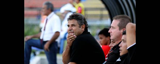 Al milagrito del Medellín le faltó jerarquía | Jaime Pérez | El técnico Guillermo Berrío y su equipo de trabajo reflejan la impotencia en el banco de suplentes. El estratega atribuyó la derrota frente al Once Caldas, ayer en el estadio Atanasio Girardot, a las desconcentraciones defensivas. La afición, empero, reclamó por la falta de manejo cuando se ganaba el partido.