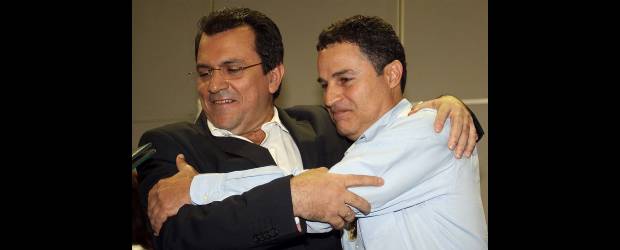 Salazar le entregó la tarea a Gaviria | Robínson Sáenz | Un sentido abrazo entre el alcalde de Medellín, Alonso Salazar, y el mandatario electo, Aníbal Gaviria, selló la entrega del balance de gestión por parte de la administración actual. Durante el acto ambos manifestaron su aprecio mutuo.