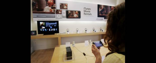 La bandera tricolor está en iTunes | Archivo | La tienda de iTunes de Apple impulsó en el mundo el concepto de descargas de contenido digital pago, a precios mínimos, un modelo que han seguido otras compañías como una manera de evitar la piratería. También se replicó en las tiendas de aplicaciones que permiten adquirir utilidades de forma gratuita o paga.