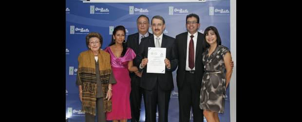 Icontec exaltó la calidad de la Clínica Medellín | Cortesía | Celebran el reconocimiento Lucía Vásquez de Aristizábal, Olga Alvarez, Alvaro Isaza, presidente de la Junta Directiva de la Clínica Medellín, y su gerente, Daniel Villegas; Carlos Edgar Rodríguez, del Icontec y Luz Marina Montoya.