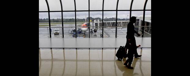 Aeropuertos mueven más pasajeros sin congestión | Juan Fernando Cano | El aeropuerto José María Córdova ha movilizado a 3 millones 640 mil pasajeros en el 2011. La llegada internacional de viajeros a Medellín se registra en mayor proporción desde Nueva York y Miami, como todos los años.