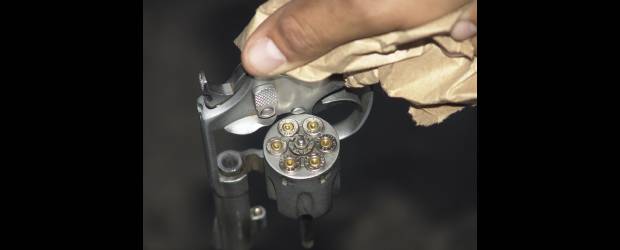 Plan desarme de Petro desconoce la Constitución | Archivo | Durante 2011 la Policía Nacional realizó 6.867 capturas por porte ilegal de armas, lo que corresponde a un 23 por ciento más que en 2010 cuando se detuvieron a 5.600 personas por este mismo delito.