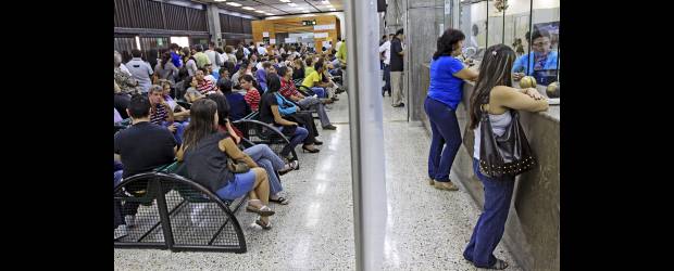 Fin de vacaciones llenó Oficina de Pasaportes | Juan Fernando Cano | Según el director (e) de la Oficina de Pasaportes, el trámite para sacar el documento se está demorando entre dos y tres horas. Sin embargo, algunos usuarios aseguran que se han tardado hasta seis horas en todo el procedimiento.