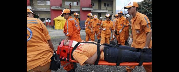 La de la Defensa Civil, una labor voluntaria y del alma | Julio César Herrera | En las instalaciones de los bomberos, los muchachos de la Defensa Civil de Itagüí realizan simulacros y practican sus conocimientos. Los inquieta ahora que se quedaran sin la sede que la Alcaldía les había entregado en comodato.