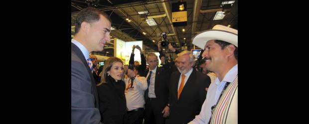 Medellín se muestra en la feria Fitur | Cortesia | Durante su visita a la feria Fitur, en Madrid, el Príncipe Felipe de Borbón y su esposa Leiticia, saludaron a Juan Valdez, el emblema de los 500 mil cafeteros