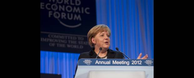 La unidad de la UE define futuro del euro | Ap, Davos, Suiza | La canciller de Alemania, Ángela Merkel, abrió oficialmente las deliberaciones del Foro Económico Mundial, en la ciudad de Davos (Suiza). Llamó a algunos países de la eurozona a mejorar la competitividad e invitó a otros países -Reino Unido y Dinamarca- a unirse a la Comunidad Europea.