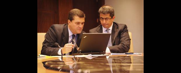 Exitosa emisión de $1,63 billones | Cortesía | Desde Nueva York, donde se vendió el 32 por ciento de la emisión de acciones preferenciales, a través de ADR, el presidente de Bancolombia, Carlos Raúl Yepes Jiménez (a la izquierda), se mostró satisfecho por los resultados. Lo acompaña Mauricio Rosillo, vicepresidente Jurídico de la entidad financiera.