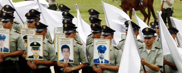 Un acuerdo, pero con Uribe | Archivo | El tema del acuerdo humanitario parecía haber quedado descartado durante el actual gobierno de Álvaro Uribe, pero tras las últimas liberaciones revivió la esperanza luego de que tanto el Gobierno como las Farc volvieron a manifestar voluntad de discutir el tema. El Jefe de Estado insiste en que un acuerdo humanitario está condicionado a que los guerrilleros liberados no regresen a delinquir.