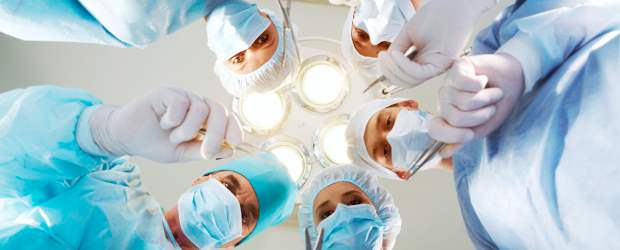Al país le hacen falta médicos especialistas | Shutterstock | La investigación Recursos humanos de la salud en Colombia encontró que de los odontólogos, médicos, enfermeros, bacteriólogos y otros profesionales de la salud, "62% trabajan en áreas relacionadas con su profesión, 10% están dedicados a otras actividades, 7% están pensionados y 4% están estudiando". El informe fue publicado por vez primera en 2001 y actualizado en 2007.