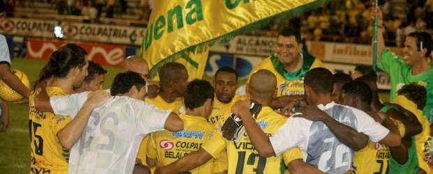Contundente victoria del Huila sobre el Chicó | Colprensa | Los jugadores agradeciaron a Dios por el buen partdi que jugaron.