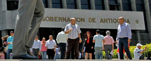 Por poda en Gobernación chocan Fajardo y Ramos | Henry Agudelo | El debate está candente porque los rumores dan cuenta de unas 700 personas despedidas, versión que recoge Ramos en un pronunciamiento sobre el tema. La administración de Fajardo desmiente y dice que no se ha despedido a nadie y que todo obedece a una política de revisión de cargos, uno a uno.