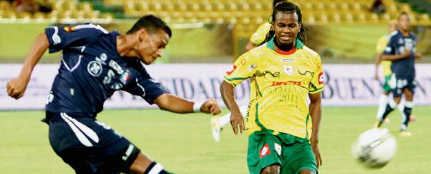 El Real no aprovechó la ventaja ante el Caldas | Colprensa | Edinson Palomino (derecha) fue el autor del único gol de los cartageneros.