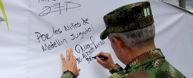 Santos reiteró que grupos armados deben demostrar que quieren la paz | Donaldo Zuluaga | En Medellín, también se realizó el lanzamiento de la campaña nacional. El comandante de la Cuarta Brigada, general Alberto José Mejía, participó en la actividad.