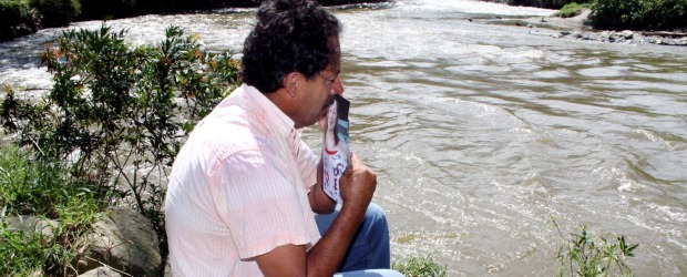 El misterioso accidente en el río Medellín | Manuel Saldarriaga | Don Gildardo Henao sostiene una fotografía de su hija, a orillas del río Medellín, a la altura de la vereda Canaán, en Barbosa, Antioquia. El miércoles pasado, el Simpad informó que se habían suspendido las labores de rescate en Medellín. Sin embargo, bomberos de Barbosa se han apersonado del caso. También las autoridades de Amalfi.