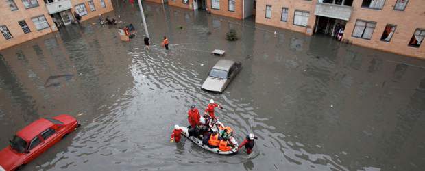La Navidad no se ahogó con la lluvia | Archivo | Según la alcaldesa de Bogotá, Clara López, unas 70.000 familias del suroccidente de la capital quedaron afectadas por la creciente del río Bogotá, una de las zonas fue el conjunto residencial Quintas de Ipanema. El viernes empezaron a entregarse los cheques de 1,5 millones de pesos para cada familia.