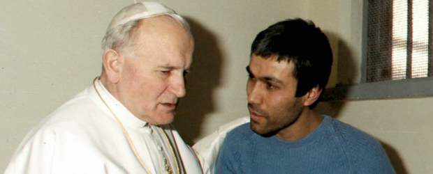 Juan Pablo II visitó a Agca en la cárcel y lo perdonó. | Reuters | Juan Pablo II visitó a Agca en la cárcel y lo perdonó.