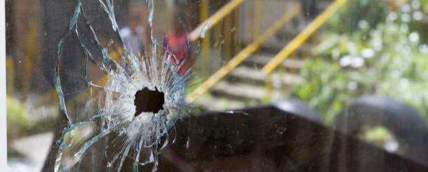 Disparar al aire es un delito que se paga con cárcel | Archivo | Según la Policía, en 2010, 58 personas murieron en el país debido a balas perdidas. Por disparar al aire la pena es de 1 año hasta de 5 años de prisión.