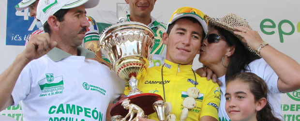 El agricultor que enamoró la cicla | Robinson Sáenz | Sergio Luis Henao, 22 años, el campeón de la Vuelta a Colombia de los 60 años. Con él su mamá María Cecilia, su papá Omar y su hermana Dayana. Atrás, Marlon Pérez, su colega mira el ambiente familiar y de festejo que tuvo el podio de la ronda que contó con el apoyo de la Gobernación de Antioquia.