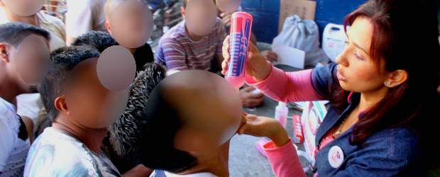 La "toma" que pareció una fiesta | Manuel Saldarriaga | La consulta odontológica y el taller de enseñanza de lavado y cuidado de dientes fueron de los servicios más demandados por los internos que acogieron la brigada. Un regaño para la mayoría fue el poco o mal uso de la seda dental, que los expone a problemas de caries.