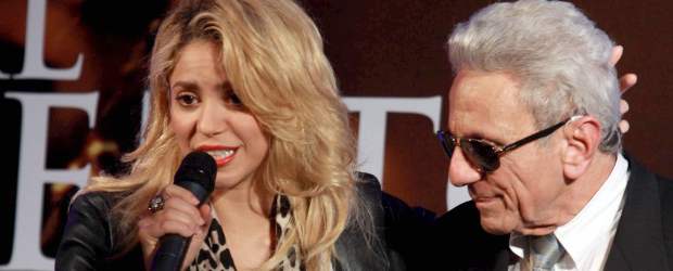 Shakira asistió al lanzamiento del libro de su padre | Colprensa | Como una forma de agradecer el amor por las letras que le enseñó, la artista barranquillera acompañó a su padre, William Mebarak, en el lanzamiento de Al viento y al azar.