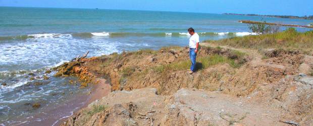 Ante dudas para actuar, el mar ataca furioso al volcán | Fotos Robinson Sáenz, Arboletes | El desmoronamiento de la colina que sostiene al volcán es visible, y la fuerza de las olas del mar acentúan la erosión del litoral. El propietario del predio no cree que vaya a colapsar de un día para otro, pero advierte si no se hacen las obras de mitigación de una vez, la destrucción de este recurso será irreversible.