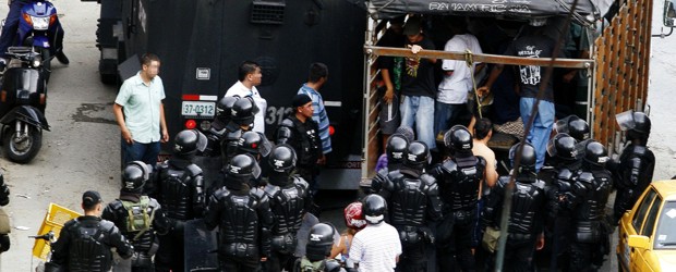 Tarde de miedo por choque entre 'combos' | Esteban Vanegas | Entre los capturados, que según el coronel Martínez son alrededor de 50, se encontraban varios menores de edad. Una persona del barrio, dice que lo que desencadenó el problema de ayer fue que integrantes del combo de Juan XXIII incendiaron unas viviendas en el sector La Quiebra y La Luz del Mundo.