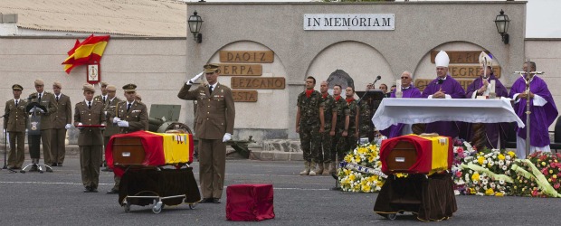 El Príncipe Felipe presidió funeral por los militares muertos en Afganistán | Reuters | El heredero de la Corona española impuso, a título póstumo, la cruz del mérito militar con distintivo rojo al sargento Manuel Argudín y la soldado de origen colombiano Niyireth Pineda.
