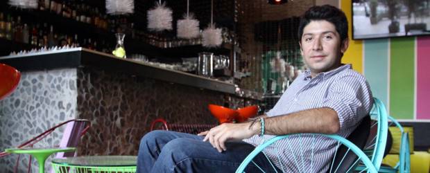 Trash Eco-bar está en la onda verde | Julio César Herrera | Cada parte del mobiliario del eco-bar responde al ingenio creativo que transforma piezas recicladas, todas probadas. En la gráfica, José Vargas Ángel cuando explicaba la creación de esta silla azul elaborada con rines de bicicleta.