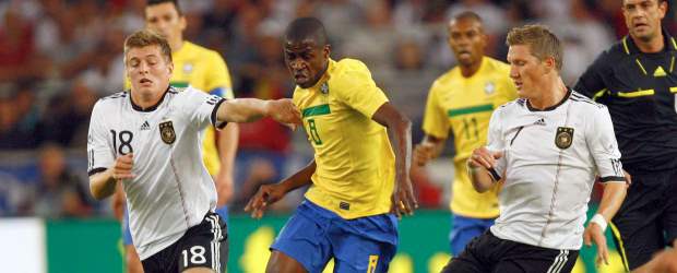 Alemania venció a Brasil 3-2 en amistoso internacional | Reuters | Schweinsteiger (derecha) fe una de las figuras del encuentro. Marcó gol de penalti y contribuyó con pase gol a Goetze.
