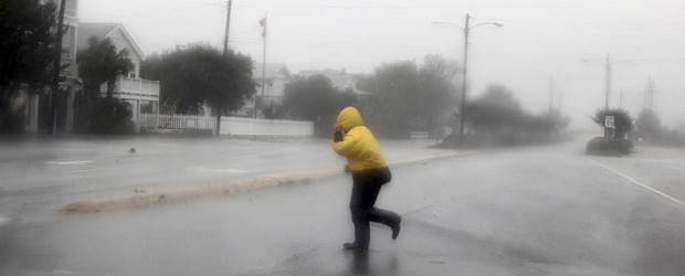 Carolina del Norte soporta los embates del huracán Irene | Reuters | El paso del huracán por el sector de Wrightsville trajo copiosas lluvias, por supuesto, acompañadas por fuertes vientos.