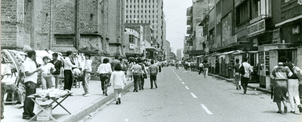 Una reliquia guarda los secretos de la ciudad | Archivo | El sector del Palacio Nacional era, a mediados del siglo pasado, uno de los sectores más comerciales de la ciudad. Este lugar era la ruta que conducía a vehículos y peatones a la estación del ferrocarril en Cisneros y al mercado popular de El Pedrero, ubicado en el antiguo Guayaquil.
