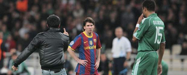 Barcelona y Valencia alcanzan los octavos de la Liga de Campeones | Reuters | En el partido del Barcelona ante el Panathinaikos un aficionado entró a la cancha, el encuentro fue suspendido momentáneamente.