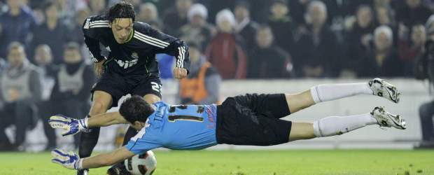 Benzema y Adebayor le dieron el triunfo al Real Madrid | AP | Real Madrid que, de la mano de Ozil, pasó por encima del Racing.