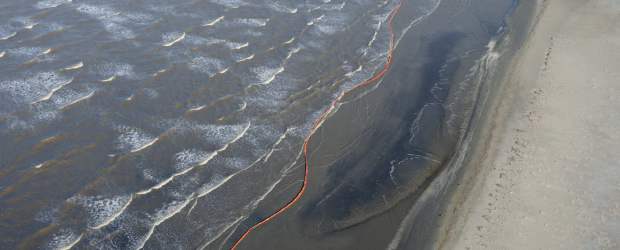 Desastre ecológico: crece la marea negra | Dave Martin, Ap - Misisipi, Estados Unidos | Los pronósticos indican que el derrame afectará los estados de Misisipi, Alabama y el noroeste de Florida en los próximos días. Cuadrillas de guardacostas en botes vigilan los pantanos desde ayer en busca de zonas donde había llegado la mancha de petróleo para intentar neutralizarla.